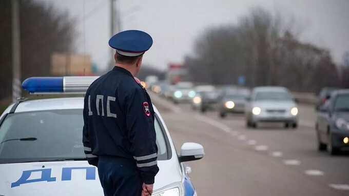 В Крыму на двух сотрудников ГИБДД могут возбудить уголовные дела из-за получения взятки в виде персиков