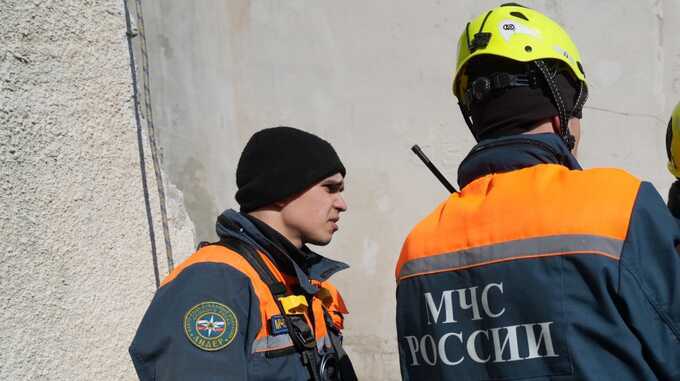 Появилось видео из многоэтажки, расположенной рядом с автосервисом в Махачкале, на котором произошел взрыв