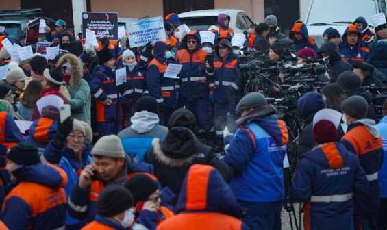 Низкие зарплаты и переработки: в Монголии прошел митинг работников жилищно-коммунального хозяйства